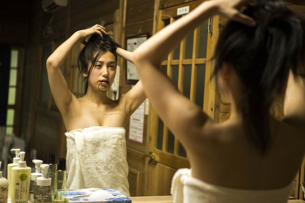 人気グラビアモデル・佐藤あいりが九州の温泉で大胆な姿を魅せる“混浴撮り”