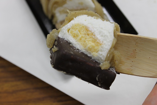 「かやぶき〜丹波栗のモンブラン〜」の土台部分はチョコでコーティングされた米粉のメレンゲ。玄米パフも入りサクサク