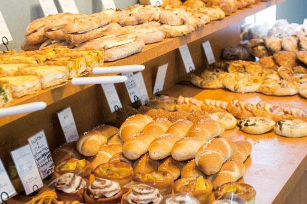 「Boulangerie NOAN」。2Fのカフェでは、ワンドリンクオーダーで購入したパンが食べられる。
