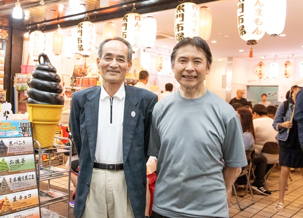 左から黒門市場商店街振興組合の山本善規理事長、吉田清純副理事長