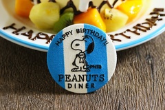【写真を見る】PEANUTS DINER 横浜 オリジナルの特別な刺繍バッジ。誕生日の主役はバッジを胸に飾って！