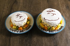 チャーリー・ブラウンが微笑むバースデーケーキは、2〜4名サイズの4号と5〜8名サイズの6号を用意
