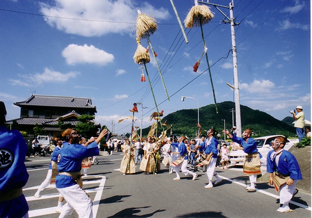 色鮮やかな顔作りの供侍が町を練り歩く！香川県高松市の「ひょうげ祭り