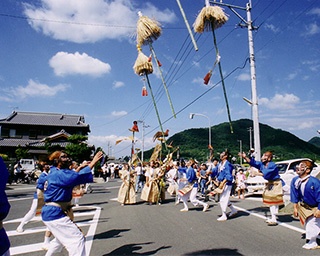 色鮮やかな顔作りの供侍が町を練り歩く！香川県高松市の「ひょうげ祭り」