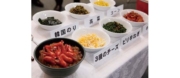 トッピングはチーズや韓国のり、ピリ辛ネギなど6種(各50円)