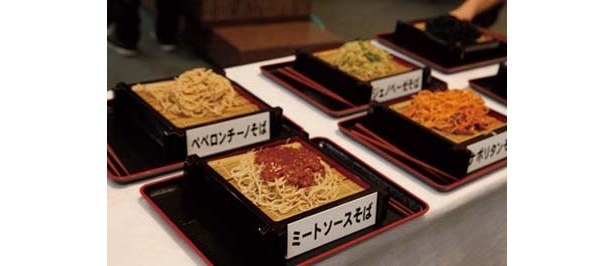 ミートソースやカルボナーラも、意外にもそばとマッチ！