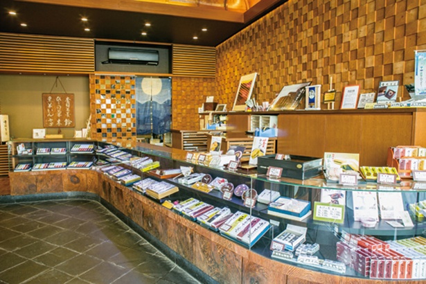 杢目羊羹の意匠となった、立山杉の板がふんだんに使われた店内