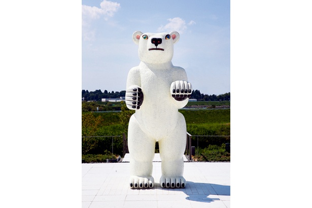 三沢厚彦 「Animal 2017-01-B」は、立山連峰を見据えて、堂々と立つ大きな白いクマの彫刻。フォトスポットとして大人気！