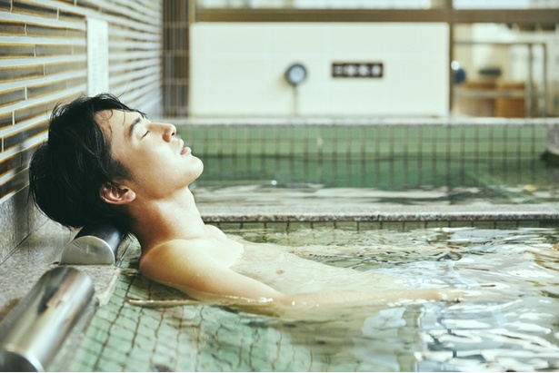 よっぽど疲れている時以外は絶対にお湯に浸かる！という風呂をこよなく愛する男・土田拓海。撮影中も「癒される～」とリラックスモード