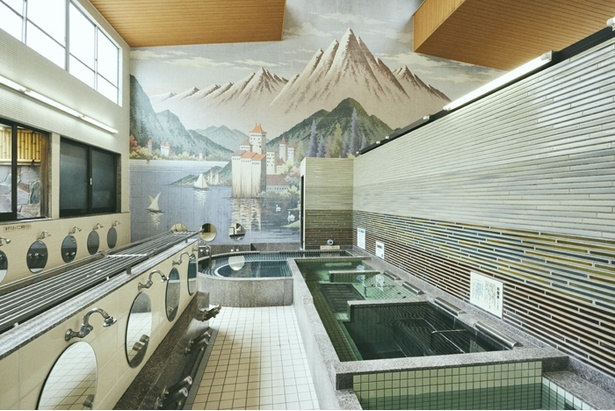 浴場にはモザイクタイルでできた壁画がある「福美湯」