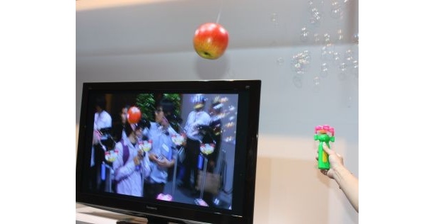 【写真】糸でつったリンゴやシャボン玉を撮影すると、画像の“飛び出し感”がスゴイ！