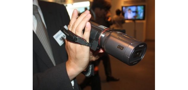 3D対応のデジタルビデオカメラはレンズを付けても意外に小型！