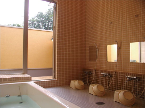 PICA富士吉田のゲストハウス2Fにある、ゆったりとした入浴施設。コインランドリー(300円～)もあり、洗濯もできる