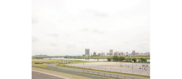 西新井橋方面。空いているが、花火の煙が流れやすいので注意