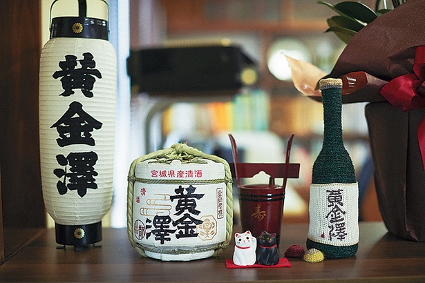 黄金澤の瓶を編みぐるみ(写真右)にしてくれたお客さんも。「かわいいでしょう」と川名さん