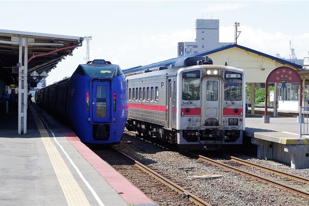 釧路駅に停車中の特急スーパーおおぞら号と、発車する花咲線の普通列車