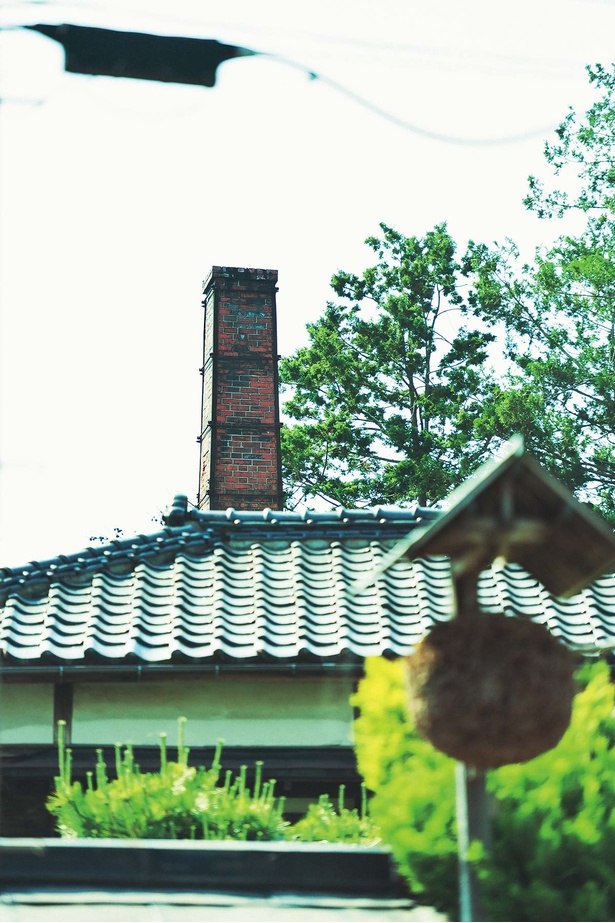 今も使用しているレンガの煙突。明治時代の人々が洋風と和風建築を織り交ぜながら、工夫してつくった様子がうかがえる。雪が積もると、また格別な景色に