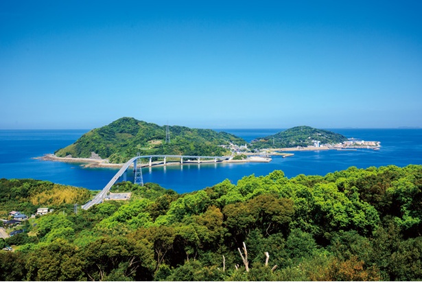 香焼総合公園展望台 / 伊王島大橋と伊王島の全景が収まる眺望が魅力的