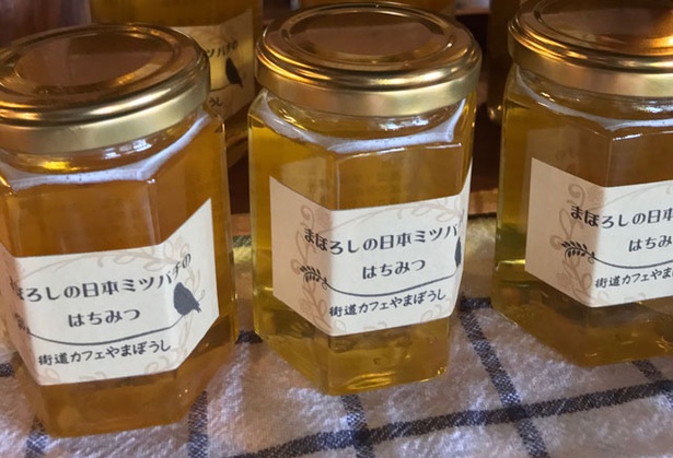 街道カフェ やまぼうし / 年に一度しか採らない「ニホンミツバチのハチミツ」(2500円)も販売する
