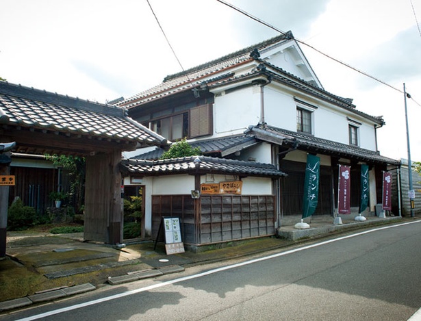 街道カフェ やまぼうし / 旧日田街道沿いに建つ、元は造り酒屋だった建物を利用するカフェ。店前のノボリが目印だ