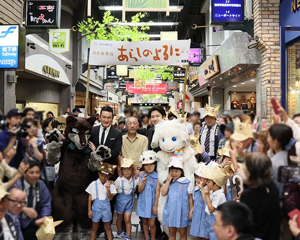 新天町に作画のあべ先生と共に中村獅童と尾上松也が登場すると、集まった2000人から歓声が！