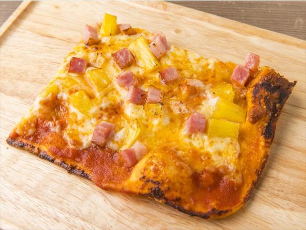 ALOHA Cafeの四角いピザ、「ハワイアンピザ(1カット)」(500円)はパイナップルとベーコンがマッチ！