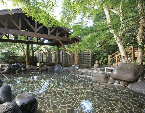 【写真を見る】久山温泉 ホテル夢家 / 天然石を組み合わせた露天風呂