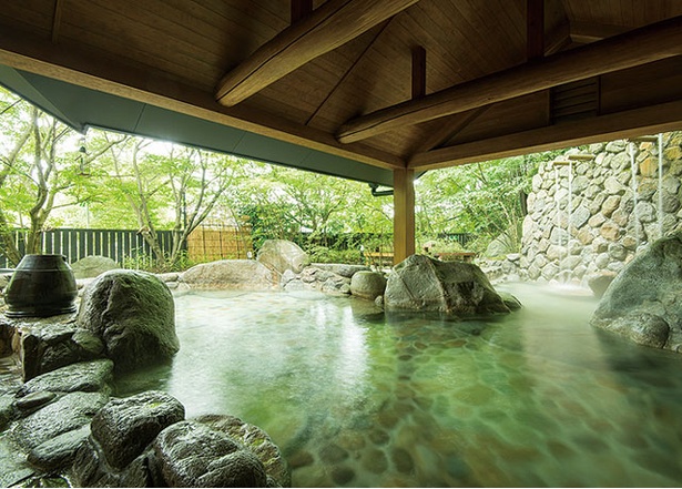 湯泉郷 温泉館 湯招花 / 緑豊かで、露天の岩風呂とヒノキ風呂は男女日替