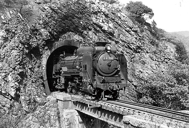 【写真を見る】SLが走行していた1959年に撮影された第2号トンネル春日井口