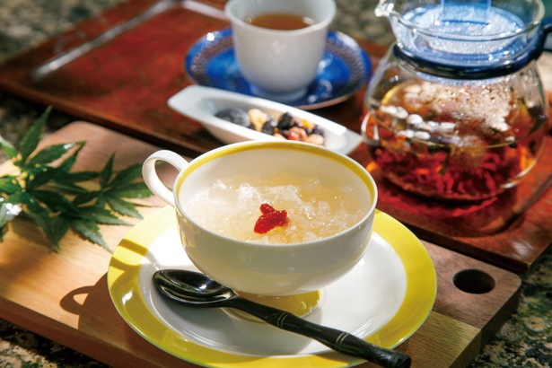 シソなど6種類から選べる薬膳茶(奥750円)、白きくらげのデザート(500円)が好評