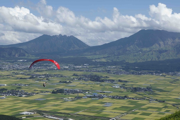 【写真を見る】地面から足が離れれば、あっという間に空の上