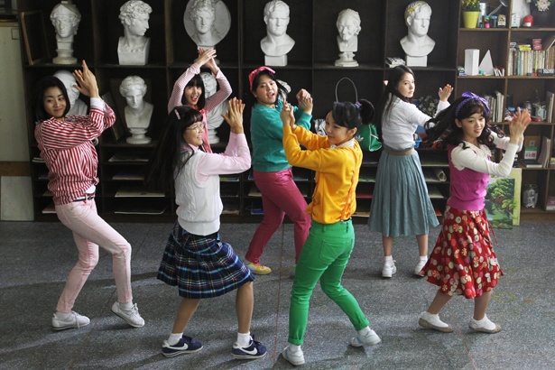 ダンスシーンで流れる洋楽も80年代後半の韓国という時代を象徴している(『サニー 永遠の仲間たち』)