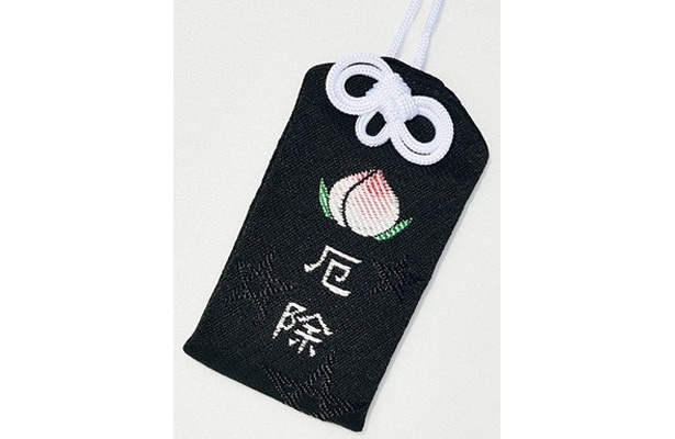 魔よけの果実である桃が刺繍されている「厄除守」（500円）