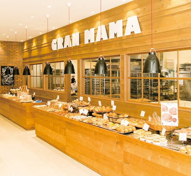 「サンタカフェベーカリー グランママ」。明るいカフェスペースではモーニングのほか、ポークシチューなどを味わえるランチの営業も