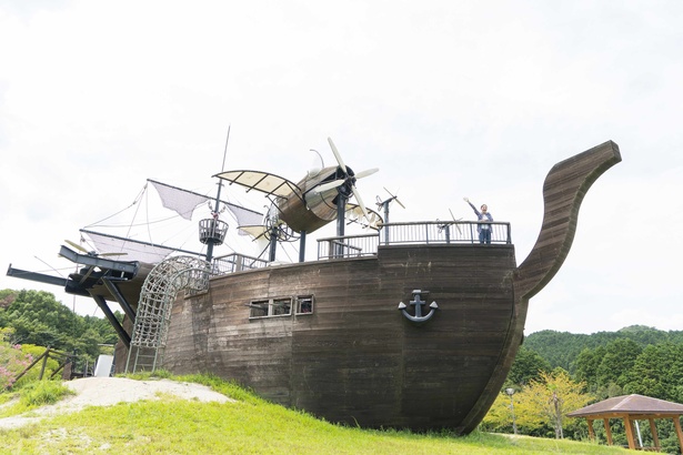 【写真を見る】巨大海賊船｢天拝の船｣。船内にはネットやロープで遊べる遊具など多数設置 