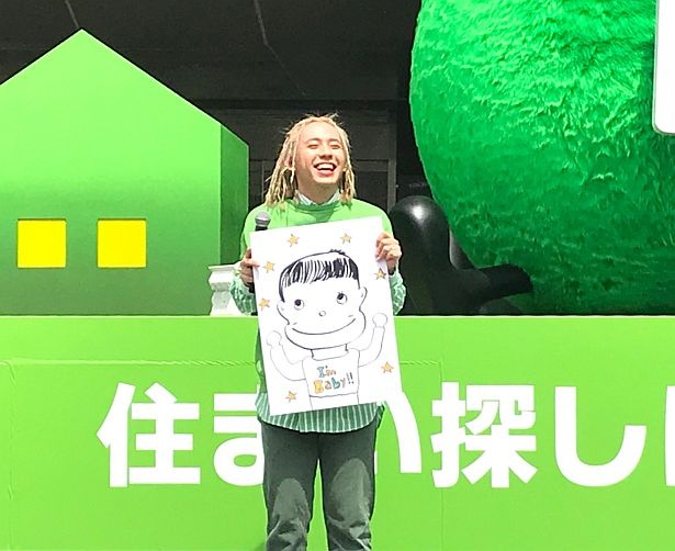 【写真を見る】「本当に早くおしゃべりしてほしいなと思う」と満面の笑み！