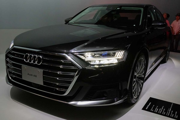 アウディA8のフロントマスク。ナンバープレートの下にレーザースキャナーを配置する