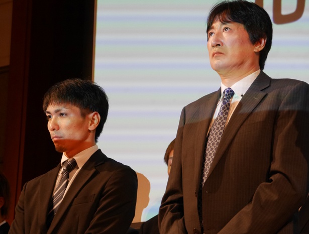 シーホース三河の狩俣選手(左)と鈴木ヘッドコーチ(右)