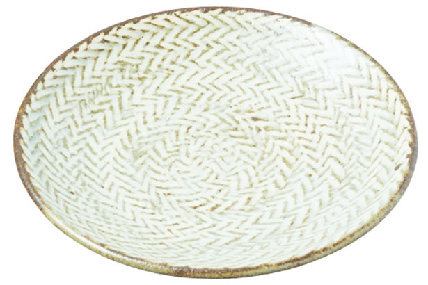 地釉縄文象嵌皿(2700円)は島岡 桂氏の作品で、縄で付けた模様が独特/objects