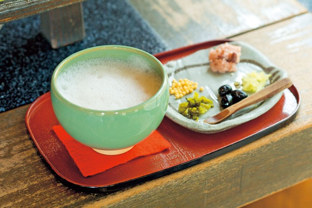 泡立てた番茶に黒豆やたくあん、赤飯などを入れて味わう松江のお茶「ぼてぼて茶」(500円)/へるんの小径
