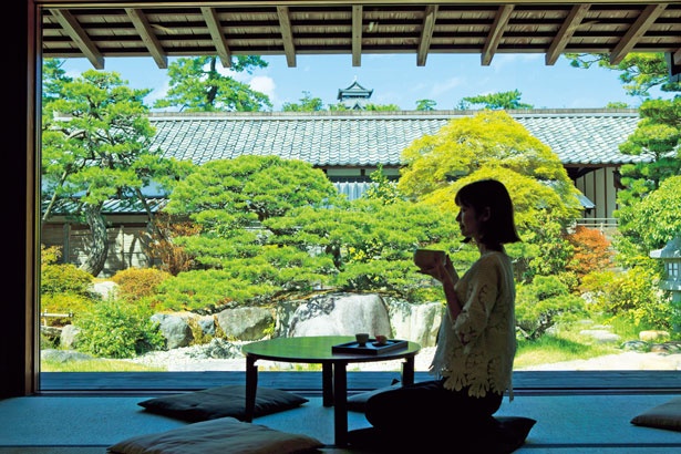 松江城の天守も望める日本庭園を眺めながら、和菓子に舌鼓を/喫茶きはる