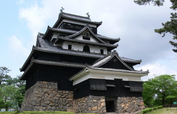 全国で現存する12天守の1つで、国宝にも選ばれている「松江城」