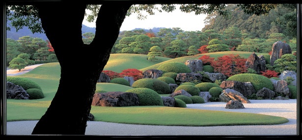 日本庭園をはじめ、横山大観などの日本画の名作に触れることができる「足立美術館」