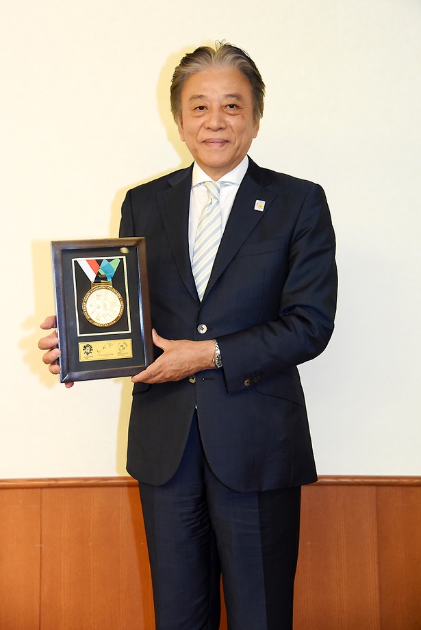 【写真を見る】第18回アジア競技大会のメダルを持つ日本eスポーツ連合(JeSU)会長の岡村秀樹氏