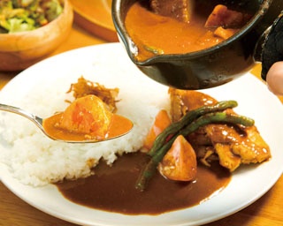 ぐつぐつ土鍋ポットで味わう、トマトの酸味が効いた絶品サラサラカレー