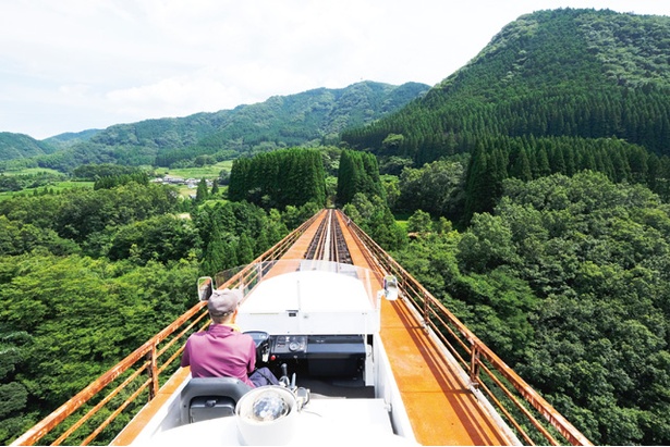 【写真を見る】高千穂 あまてらす鉄道 / 小さな列車に乗って約30分間のプチ旅行