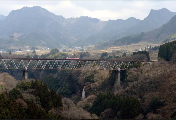 高千穂 あまてらす鉄道 / 旧高千穂駅から往復運行するグランド・スーパーカート。折り返し点である高千穂鉄橋は、105mあり日本一の高さだ。雨天・強風時は運休
