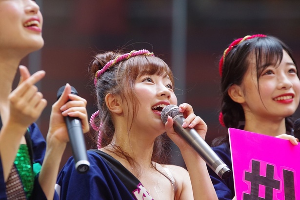 キャナルシティ博多で「『Q月Q日勝手にLinQの日』お祝いフリーLIVE」を行った、九州のアイドルグループ・LinQの高木悠未 