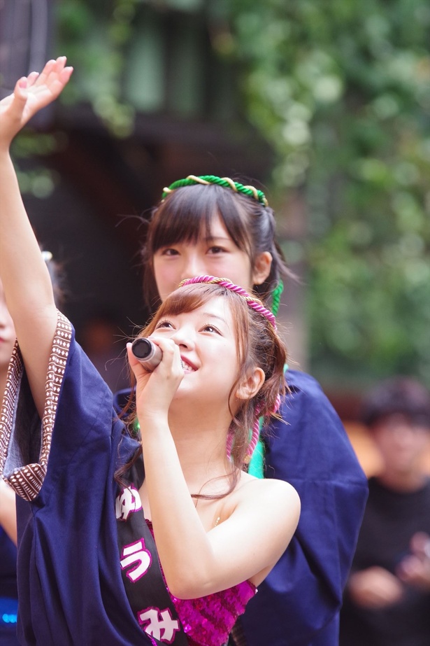 キャナルシティ博多で「『Q月Q日勝手にLinQの日』お祝いフリーLIVE」を行った、九州のアイドルグループ・LinQの高木悠未 