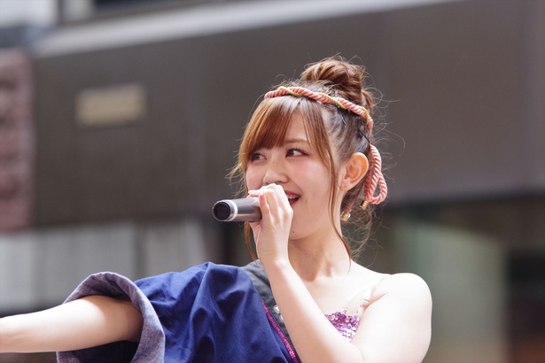 キャナルシティ博多で「『Q月Q日勝手にLinQの日』お祝いフリーLIVE」を行った、九州のアイドルグループ・LinQの新木さくら 